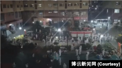 资料照 - 富士康在河南郑州的苹果代工厂工人因新冠病毒疫情逃出被封的厂区。(2022年10月29日)