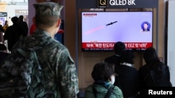 韩国电视台2022年11月2日报道朝鲜发射导弹的消息。(路透社)