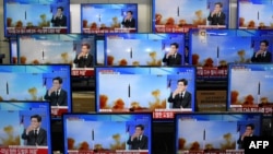 11月3日,韩国一家电器商店展卖的电视机屏幕上正在播出朝鲜最新导弹试验的报道。