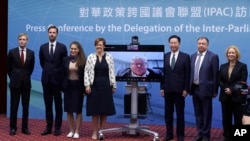 台湾外交部长吴钊燮在台北会见到访的欧洲对华政策跨国议会联盟。(2022年11月3日)