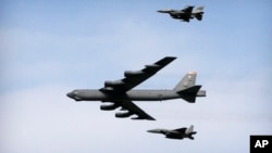 资料照:美国空军B-52轰炸机飞跃韩国上空。