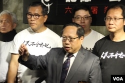 2019年4月26日支联会主席何俊仁(前排中)在六四纪念馆重新开馆记者会上 (美国之音记者申华拍摄)