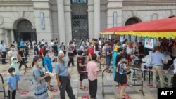 中国福建厦门居民排队接受新冠核酸检测。(2021年9月14日)