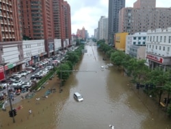河南省郑州市暴雨后满是洪水的街道。 (2021年7月21日)