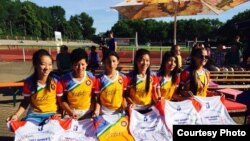 在柏林“发现足球”活动中参加比赛的藏人女子足球队在球衣上签名。(脸书照片)
