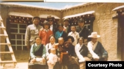 1995年达赖喇嘛认定的第十一世班禅喇嘛,6岁男童根敦确吉尼玛及其家人。在达赖喇嘛宣布三天后,根敦确吉尼玛和家人被带走。(图片由李江琳提供)