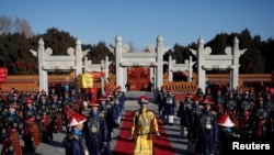 在北京地坛公园的春节庙会上,表演清代仪式,皇帝为农历新年祈求丰收和幸运(2018年2月16日)。