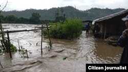 မကွေးတိုင်း၊ ကျောက်ထုတိုက်နယ် စစ်ဘေးရှောင်စခန်းမှာ တောင်ကျရေကြောင့် ရေလွှမ်းနေတဲ့မြင်ကွင်း။ (စက်တင်ဘာ ၂၅၊ ၂၀၂၄/၊ဓာတ်ပုံ-CJ)