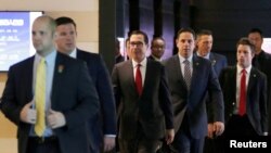 美国财政部长努钦(中)和美国经贸代表团成员离开北京一家酒店前去与中方谈判人员举行贸易谈判。(2018年5月3日)