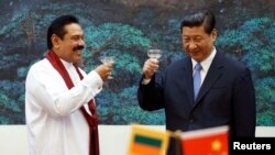 2013年5月28日,时任斯里兰卡总统的拉贾帕克萨与东道主中国国家主席习近平在北京人民大会堂举杯致意。拉贾帕克萨在2015年1月的选举中失败。