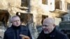 Прокурор Міжнародного кримінального суду Карім Хан і генпрокурор України Андрій Костін біля житлового будинку, який постраждав від російського ракетного удару, Вишгород, Україна, 28 лютого 2023. REUTERS/Valentyn Ogirenko