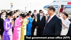 中国领导人习近平和夫人彭丽媛抵达抵达泰国曼谷素万那普国际机场出席亚太经合组织会议。(2022年11月17日)