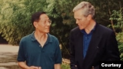 中国异议人士鲍彤(1932 -2022)1998年6月在北京紫竹院公园接受美国哥伦比亚广播公司时任白宫记者佩利采访(鲍简提供)
