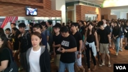 港大师生1参加“港大教职员捍卫港大自主静默游行”穿过百周年校园(美国之音谭嘉琪拍摄)