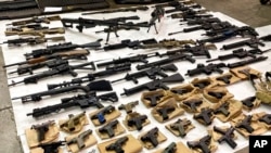资料照片:美国加州圣何塞警察局2022年6月发布的照片显示了从一名凶杀案嫌犯家中缴获的攻击性武器。