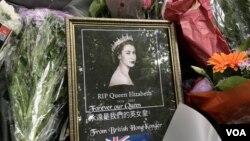伦敦悼念现场的照片上写着“永远是我们的英女皇”(美国之音江玉摄影)