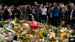 英国公众在皇宫前摆满献花悼念女王,形成一片花海