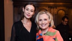 Зоя Литвин із Гілларі Клінтон на церемонії вручення премії DVF Awards, 1 вересня 2022.