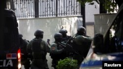 因网络攻击事件,阿尔巴尼亚与伊朗切断关系并下令其外交官离境,阿尔巴尼亚安全部队成员进入伊朗驻地拉那大使馆。(2022年9月8日)