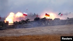 Польські, німецькі та італійські танки під час навчань НАТО Enhanced Forward Presence. Листопад 2022 року