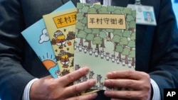 香港警务处国安处官员李桂华(左)在记者会上指控香港言语治疗师总工会5名理事发布“羊村”系列儿童绘本为煽动罪。 (2021年7月22日)