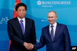 俄罗斯总统普京在俄罗斯远东符拉迪沃斯托克东方经济论坛会议期间会见中共中央政治局委员、中国全国人大常委会委员长栗战书。(2022年9月7日)