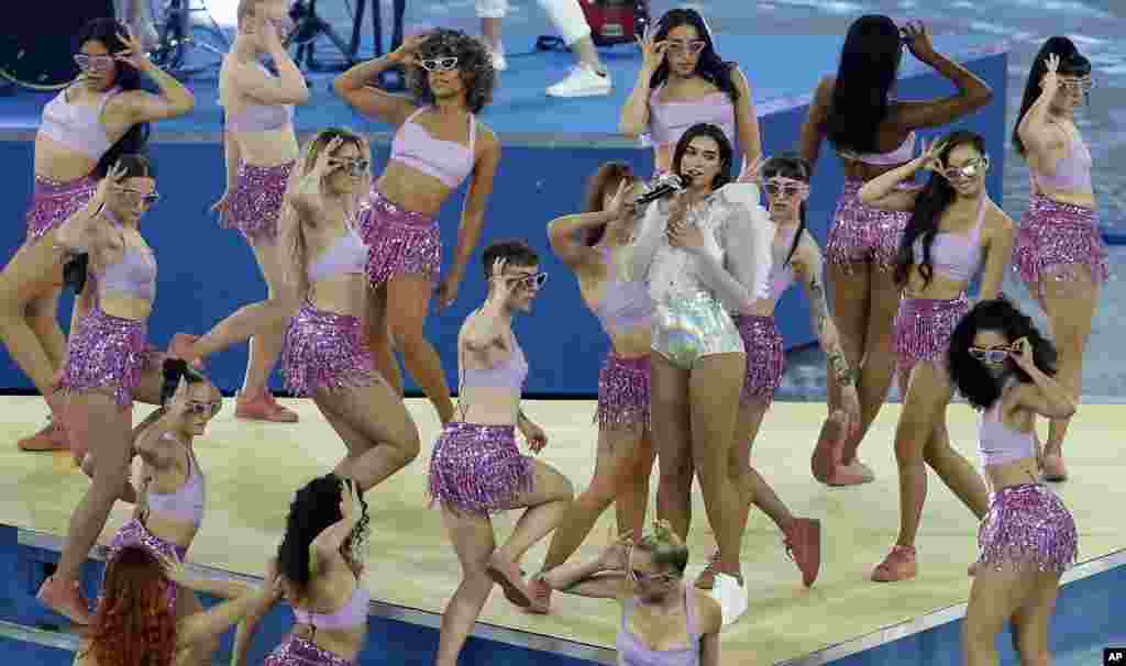 英国歌手杜娃·黎波(Dua Lipa,持麦克风者)2018年5月26日在乌克兰基辅的体育场举行的皇家马德里和利物浦之间的欧洲冠军联赛决赛之前表演。黎波在上海演唱会上注意到了台下的情况,并对歌迷表示支持与安慰。演唱会后,黎波在社交媒体上对上海歌迷表示感谢说:“眼前发生的事让我感到惊愕,我对所有受到牵连的粉丝送去诚挚的爱意。”黎波还表示,希望以后再去上海。本次活动的主办方莱音商务咨询上海有限公司(Live Nation)的微博下面,许多愤怒的歌迷要求解释。  