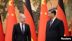 中国国家主席习近平在北京人大会堂会晤到访的德国总理朔尔茨。(2022年11月4日)