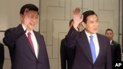 资料照:台湾前总统马英九与中国领导人习近平在新加坡举行会晤期间向媒体致意。(2015年11月7日)
