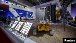 中国广东珠海举行的航空展上展出的祝融号火星车模型。 (2021年9月28日)