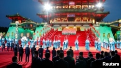 资料照:中国领导人习近平和夫人在陕西省西安市欢迎出席中国-中亚峰会的各国领导人。(2023年5月18日)