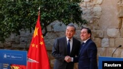 2024 年 2 月 18 日,西班牙外相何塞·曼努埃尔·阿尔瓦雷斯(右)和中国外交部长王毅在西班牙科尔多瓦阿尔卡萨要塞会晤后举行的新闻发布会上握手。