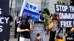 在英国雪埠(Sheffield,又译谢菲尔德),香港人组织发起游行抗议《香港国安法》。在伦敦,自称来自广东的“J先生”在集会发言在伦敦的香港经济贸易办事处外发言。 (美国之音/郑乐捷)
