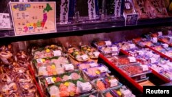 资料照:香港一家超市海鲜柜台摆放的日本进口海产品。(2023年7月12日)