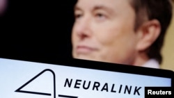 伊隆·马斯克与Neuralink公司的标志(2022年12月19日)