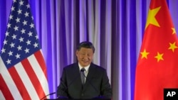 资料照片:中国国家主席习近平在旧金山出席亚太经合组织峰会期间与美国商界领袖共进晚餐时发表讲话。(2023年11月15日)