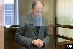俄罗斯反对派人士弗拉基米尔·卡拉-穆尔扎在莫斯科的一家法庭内封闭的玻璃被告盒子里听取判决。(2023年4月17日)