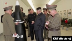 视频截图显示朝鲜领导人金正恩在一个没有披露的地点视察核弹头。(2023年3月28日)