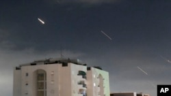 以色列铁穹防空系统在以色列中部拦截伊朗来袭导弹。(2024年4月14日)