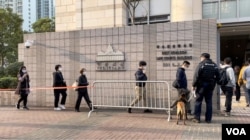 香港壹传媒创办人黎智英国安案1月2日踏入第4日审讯,警方在法院大楼外高度戒备,进入法院旁听的队伍都有警员带同警犬驻守 (美国之音/汤惠芸)