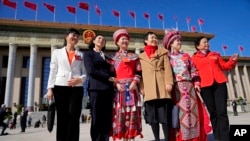 资料照片:2022年3月5日,妇女代表在北京举行的全国人大会议开幕后在人民大会堂外合影留念。(美联社照片)