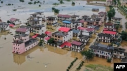 中国江西省九江的洪水淹了城镇和街道。(2024年7月2日)