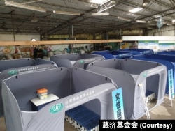 台湾宗教公益团体慈济基金会快速搭建安置隔屏,为花莲震灾区的灾民提供有隐私的避难空间。(照片提供:慈济基金会)