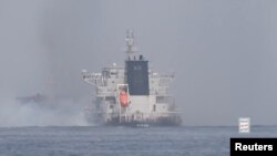 资料照片:红海一艘船发生爆炸后浓烟滚滚,胡塞武装称这是他们对希腊拥有的MV Tutor号发动的袭击。(2024年6月12日)