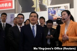 台湾前总统马英九前往中国湖北省武汉市档案馆参观“英雄城市抗击新冠肺炎疫情武汉保卫战专题展”。 (2023年3月30日)