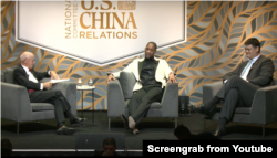 中美NBA球星姚明和特雷西·麦克格雷迪(Tracy McGrady)在美中关系全国委员会2023年年会上谈美中民间体育交流对发展两国关系的重要性(左为该委员会会长欧伦斯) (YouTube截图)