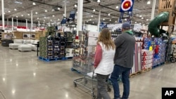 资料照片:2024年2月25日,在科罗拉多州谢里登的开市客 (Costco )仓库中,购物者们走过展示的商品。(美联社照片)