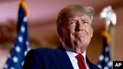 (မှတ်တမ်းပုံဟောင်း) Ansyen Prezidan Etazini Donald Trump nan Palm Beach, Florid, 15 Novanm 2022.