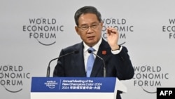 中国总理李强在辽宁省大连市举办的世界经济论坛年度会议开幕式上讲话。(2024年6月25日)