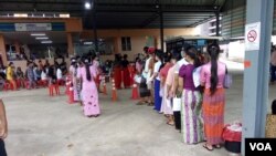 ဆေးစစ်နေတဲ့ မြန်မာအလုပ်သမားများ ( VOA Burmese )